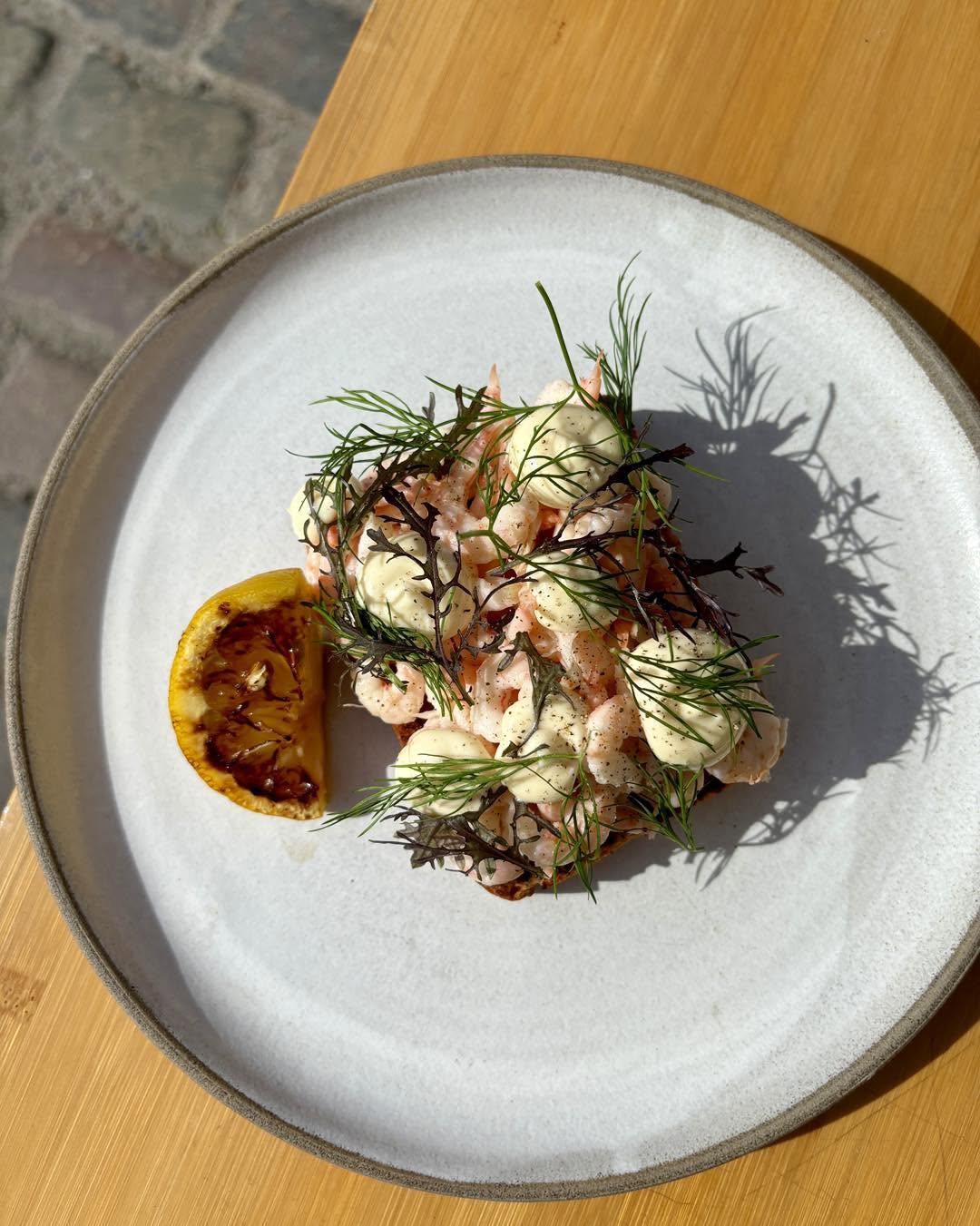 “ Rejemad “På ristet toast, med citron mayonnaise & dild Serveres 11.30 – 16.00…..#bistro #summer #bistrosummér #nyhavn #smørrebrød #smörrebröd #smorrebrod #rejemad #rejetoast “ Rejemad “På ristet toast, med citron mayonnaise & dild Serveres 11.30 – 16.00…..#bistro #summer #bistrosummér #nyhavn #smørrebrød #smörrebröd #smorrebrod #rejemad #rejetoast