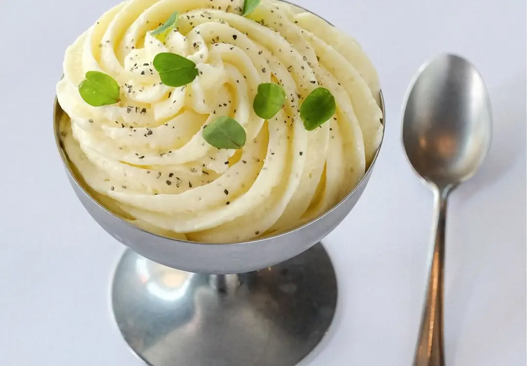 Citronfromage med havesyrer granité,vaniljeis og mazarin.Book bord og nyd sommeren på vores terr Citronfromage med havesyrer granité,vaniljeis og mazarin.Book bord og nyd sommeren på vores terr