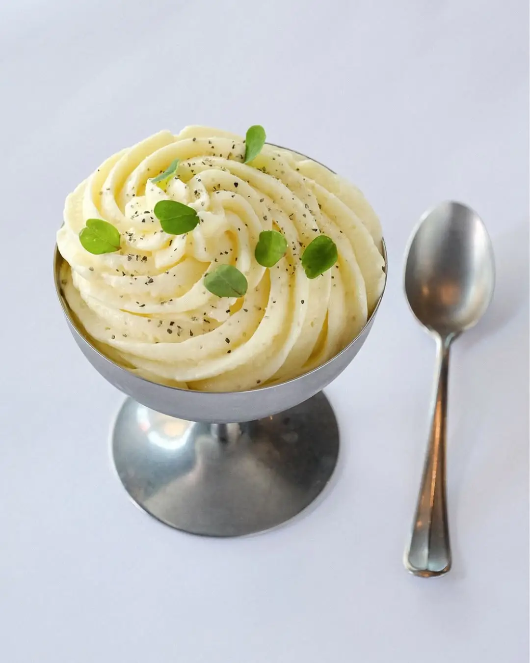 Citronfromage med havesyrer granité,vaniljeis og mazarin.Book bord og nyd sommeren på vores terr Citronfromage med havesyrer granité,vaniljeis og mazarin.Book bord og nyd sommeren på vores terr